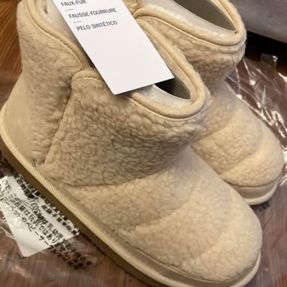 BRAND NEW girl youth old navy beige sherpa boots size 2Y - Picture 4 of 5